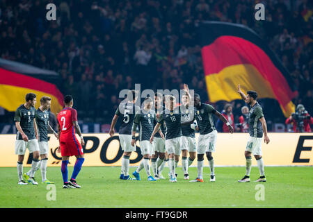 Olympiastadion Berlin, Berlin, Allemagne. Mar 26, 2016. Le Football International Friendly Allemagne contre l'Angleterre. Toni Kroos (l'Allemagne, centre # 18) célèbre avec coéquipiers après avoir marqué le premier but © Plus Sport Action/Alamy Live News Banque D'Images