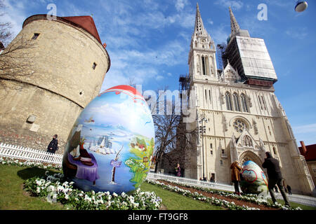 ZAGREB, CROATIE - Mars 26, 2016 : Trois œufs de Pâques peints à la main par naïf technique sont placés sur le Kaptol place en face de la cathédrale de Zagreb, Croatie. Credit : PhotoJa/Alamy Live News Banque D'Images