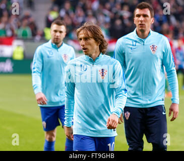 Budapest, Hongrie. 26 mars, 2016. Le croate Luka Modric (m) et Mario Mandzukic (r) avant que la Hongrie et la Croatie football match amical international Groupama en arène. Credit : Laszlo Szirtesi/Alamy Live News Banque D'Images