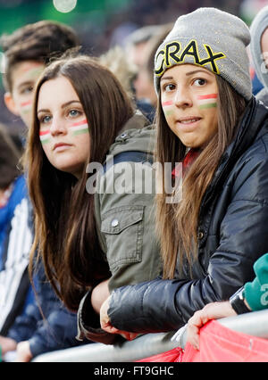 Budapest, Hongrie. 26 mars, 2016. Ventilateur Hongrois filles lors de Hongrie contre la Croatie en match de football amical international Groupama Arena. Credit : Laszlo Szirtesi/Alamy Live News Banque D'Images