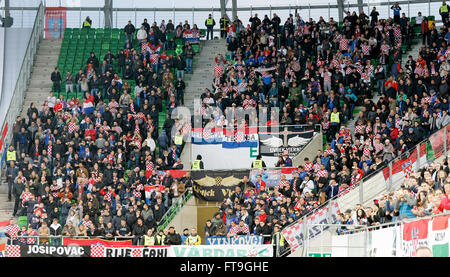 Budapest, Hongrie. 26 mars, 2016. L'écoute de leurs supporters croates pendant l'hymne national de la Hongrie par rapport à la Croatie football match amical international Groupama en arène. Credit : Laszlo Szirtesi/Alamy Live News Banque D'Images