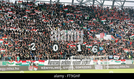 Budapest, Hongrie. 26 mars, 2016. Supporters hongrois écouter leur hymne national pendant l'Hongrie contre la Croatie football match amical international Groupama en arène. Credit : Laszlo Szirtesi/Alamy Live News Banque D'Images