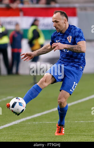 Budapest, Hongrie. 26 mars, 2016. Gordon Schildenfeld croate est avec le ballon au cours de Hongrie contre la Croatie football match amical international Groupama en arène. Credit : Laszlo Szirtesi/Alamy Live News Banque D'Images