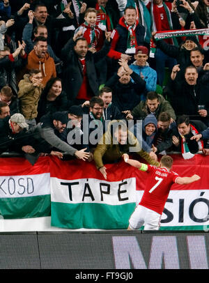 Budapest, Hongrie. 26 mars, 2016. Le Hongrois Balazs Dzsudzsak est célébré par les fans après son score de l'égaliseur au cours de Hongrie contre la Croatie football match amical international Groupama en arène. Credit : Laszlo Szirtesi/Alamy Live News Banque D'Images