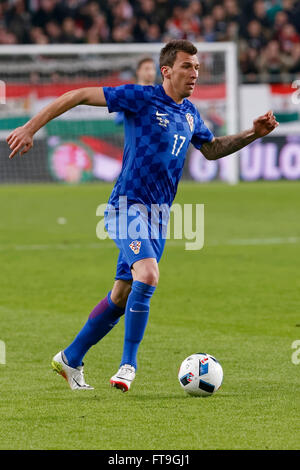 Budapest, Hongrie. 26 mars, 2016. Le Croate Mario Mandzukic est avec le ballon au cours de Hongrie contre la Croatie football match amical international Groupama en arène. Credit : Laszlo Szirtesi/Alamy Live News Banque D'Images