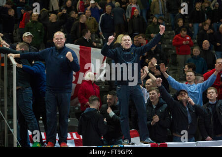 Olympiastadion Berlin, Berlin, Allemagne. Mar 26, 2016. Le Football International Friendly Allemagne contre l'Angleterre. Angleterre fans célèbrent leur victoire © Plus Sport Action/Alamy Live News Banque D'Images