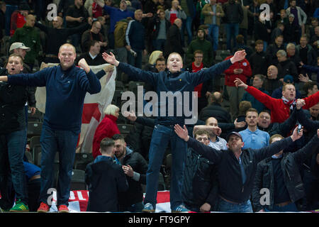 Olympiastadion Berlin, Berlin, Allemagne. Mar 26, 2016. Le Football International Friendly Allemagne contre l'Angleterre. Angleterre fans célèbrent leur victoire © Plus Sport Action/Alamy Live News Banque D'Images