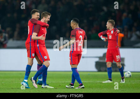 Olympiastadion Berlin, Berlin, Allemagne. Mar 26, 2016. Le Football International Friendly Allemagne contre l'Angleterre. L'Angleterre célèbre avec Alli Dele England's Eric Dier à plein temps © Plus Sport Action/Alamy Live News Banque D'Images