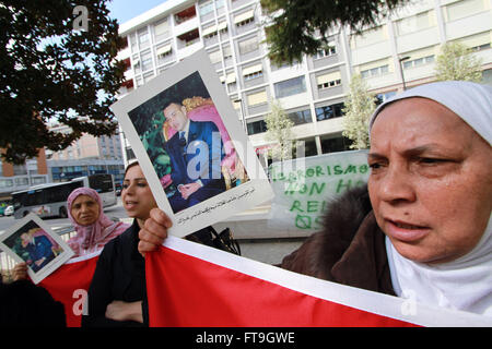 Pordenone, Italie. Mar 26, 2016. Une femme avec une photo de Mohammed VI Roi du Maroc au cours d'un rassemblement de la communauté marocaine et les musulmans contre toutes les formes de violence et de terrorisme © Andrea Spinelli/Pacific Press/Alamy Live News Banque D'Images