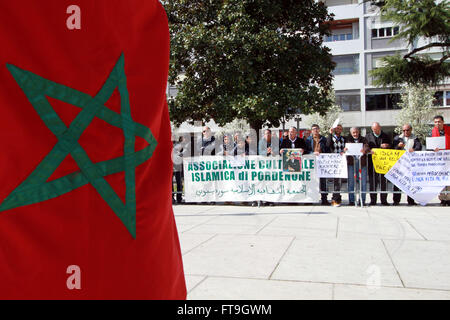 Pordenone, Italie. Mar 26, 2016. Un drapeau du Maroc et les gens prennent une partie au cours d'un rassemblement de la communauté marocaine et les musulmans contre toutes les formes de violence et de terrorisme © Andrea Spinelli/Pacific Press/Alamy Live News Banque D'Images