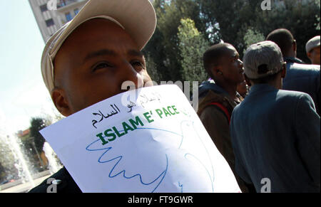 Pordenone, Italie. Mar 26, 2016. Un homme avec des bannières avec des mots l'Islam est la paix pendant un rassemblement de la communauté marocaine et les musulmans contre toutes les formes de violence et de terrorisme © Andrea Spinelli/Pacific Press/Alamy Live News Banque D'Images