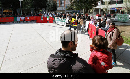 Pordenone, Italie. Mar 26, 2016. Les gens prennent une part à un rassemblement de la communauté marocaine et les musulmans contre toutes les formes de violence et de terrorisme © Andrea Spinelli/Pacific Press/Alamy Live News Banque D'Images