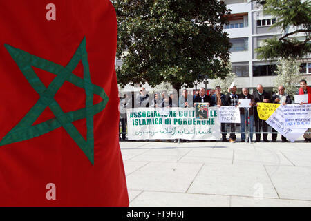 Pordenone, Italie. Mar 26, 2016. Un drapeau du Maroc et les gens prennent une partie au cours d'un rassemblement de la communauté marocaine et les musulmans contre toutes les formes de violence et de terrorisme © Andrea Spinelli/Pacific Press/Alamy Live News Banque D'Images