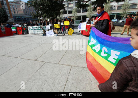 Pordenone, Italie. Mar 26, 2016. Les gens prennent une partie en drapeau de paix lors d'un rassemblement de la communauté marocaine et les musulmans contre toutes les formes de violence et de terrorisme © Andrea Spinelli/Pacific Press/Alamy Live News Banque D'Images