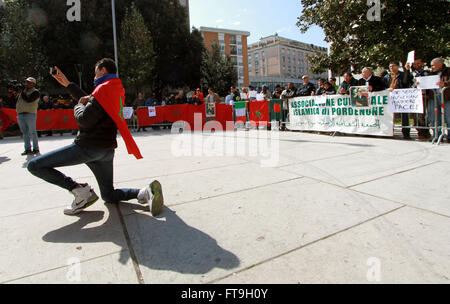 Pordenone, Italie. Mar 26, 2016. Un homme prend une photo de personnes au cours d'un rassemblement de la communauté marocaine et les musulmans contre toutes les formes de violence et de terrorisme © Andrea Spinelli/Pacific Press/Alamy Live News Banque D'Images