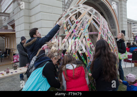 Budapest, Hongrie. Mar 26, 2016. Les gens décorent un oeuf en bois géant avec des motifs peints à la main dans le cadre de la célébration de Pâques à Budapest, Hongrie, le 26 mars 2016. © Attila Volgyi/Xinhua/Alamy Live News Banque D'Images