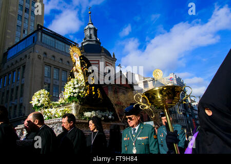 Madrid, Espagne. 26 mars, 2016. Les membres de la congrégation à la statue à l'extérieur de l'église. La procession de Notre Dame de la Solitude a eu lieu à partir de la conception de l'église royale Calatrava Madrid, Espagne. Crédit : Laurent Baron JC/Alamy Live News. Banque D'Images