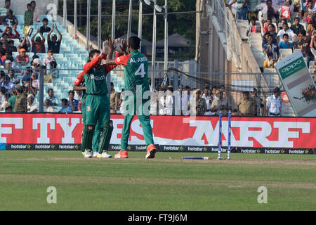 Kolkata, Inde. Mar 26, 2016. Nouvelle Zélande gagne contre le Bangladesh à Eden Garden, Kolkata par 75 s'exécute. La Nouvelle-Zélande remporte tous leurs 4 matches et devenir le leader du groupe 2. La Nouvelle-Zélande ont obtenu 145 pour 8 dans leurs 20 plus par l'aide de Kane Williamson (Joueur du Match) pour ses 42 off 32 boules. Le Bangladesh a tous notation sur 70 en plus de 15,4. © Saikat Paul/Pacific Press/Alamy Live News Banque D'Images