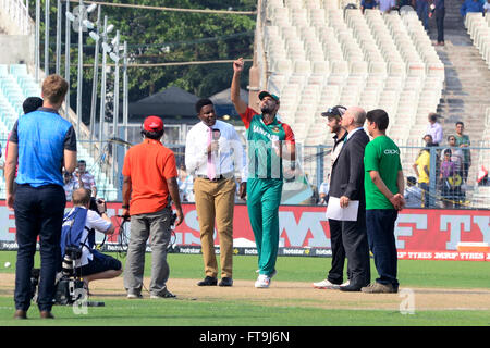 Kolkata, Inde. Mar 26, 2016. Nouvelle Zélande gagne contre le Bangladesh à Eden Garden, Kolkata par 75 s'exécute. La Nouvelle-Zélande remporte tous leurs 4 matches et devenir le leader du groupe 2. La Nouvelle-Zélande ont obtenu 145 pour 8 dans leurs 20 plus par l'aide de Kane Williamson (Joueur du Match) pour ses 42 off 32 boules. Le Bangladesh a tous notation sur 70 en plus de 15,4. © Saikat Paul/Pacific Press/Alamy Live News Banque D'Images