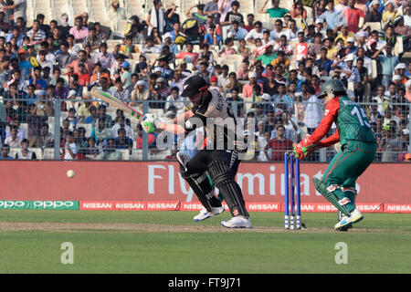 Kolkata, Inde. Mar 26, 2016. Nouvelle Zélande gagne contre le Bangladesh à Eden Garden, Kolkata par 75 s'exécute. La Nouvelle-Zélande remporte tous leurs 4 matches et devenir le leader du groupe 2. La Nouvelle-Zélande ont obtenu 145 pour 8 dans leurs 20 plus par l'aide de Kane Williamson (Joueur du Match) pour ses 42 off 32 boules. Le Bangladesh a tous notation sur 70 en plus de 15,4. © Saikat Paul/Pacific Press/Alamy Live News Banque D'Images