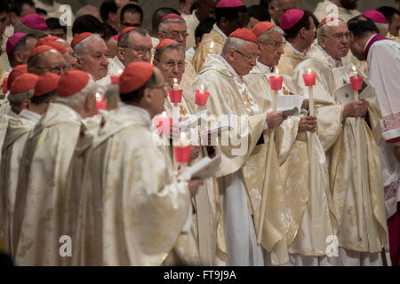 Cité du Vatican, Vatican. Mar 26, 2016. Cardinaux et Évêques assister à la vigile pascale Messe célébrée par le Pape François dans la Basilique St Pierre dans la Cité du Vatican, Vatican. La célébration de la Veillée Pascale commence avec la bénédiction de la flamme pascal dans l'atrium de la Basilique Saint Pierre. Le cierge pascal est alors porté en procession dans l'Église. Après quoi, un diacre chante les "Exultet", l'antique hymne qui fait l'éloge de la résurrection. Credit : Giuseppe Ciccia/Pacific Press/Alamy Live News Banque D'Images