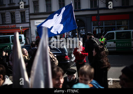 Berlin, Allemagne. Mar 26, 2016. Les manifestants se rassemblent à la 'traditionnels' mars Pâques pendant les vacances de Pâques à Berlin, Allemagne, le 26 mars 2016. Les manifestants sont descendus dans la rue le samedi dans la capitale allemande de Berlin pour protester contre les guerres et les exportations d'armes. © Zhang Fan/Xinhua/Alamy Live News Banque D'Images