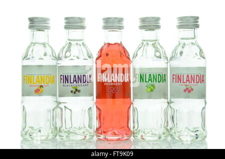 Variété de Finlandia vodka aromatisée naturelle isolé sur fond blanc. Banque D'Images