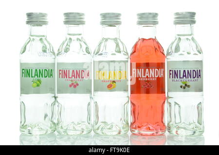 Variété de Finlandia vodka aromatisée naturelle isolé sur fond blanc. Banque D'Images