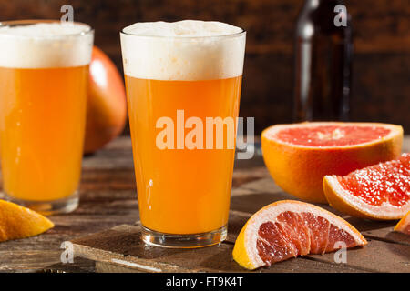 Pamplemousse aigre Prêt à boire de la bière artisanale Banque D'Images