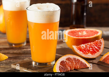 Pamplemousse aigre Prêt à boire de la bière artisanale Banque D'Images