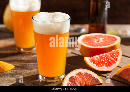 Pamplemousse aigre Prêt à boire de la bière artisanale Banque D'Images