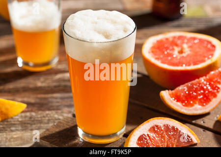 Pamplemousse aigre Prêt à boire de la bière artisanale Banque D'Images