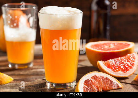 Pamplemousse aigre Prêt à boire de la bière artisanale Banque D'Images