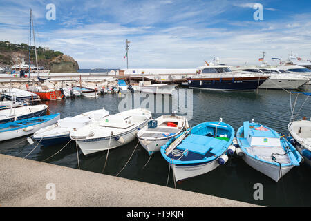 Lacco Ameno, Italie - 11 août 2015 : les bateaux de pêche et yachts amarrés à Lacco Ameno marina, l'île d'Ischia, Italie Banque D'Images