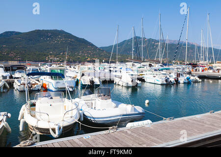 Propriano, France - le 3 juillet 2015 : port de plaisance de Propriano ville, région du sud de la Corse, France. Plaisir de luxe bateaux à moteur Banque D'Images