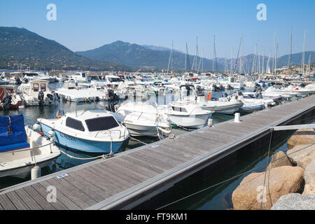 Propriano, France - le 3 juillet 2015 : port de plaisance de Propriano ville, région du sud de la Corse, France. Plaisir de luxe bateaux à moteur Banque D'Images