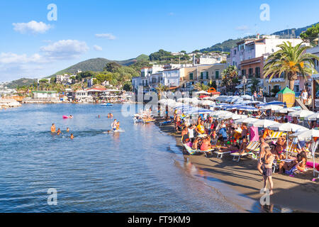 Lacco Ameno, Italie - 17 août 2015 : foule de touristes au repos sur la plage publique de la ville de Lacco Ameno, Ischia Banque D'Images