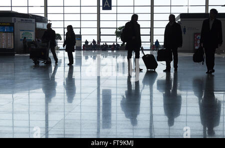 Shanghai, Chine - le 6 décembre 2014 : Les passagers à pied dans le hall d'attente de l'Aéroport International de Shanghai Pudong. Photo rétroéclairé Banque D'Images
