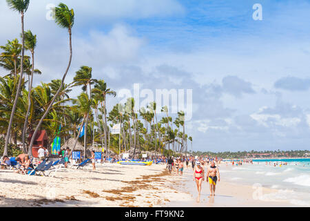 Punta Cana, République dominicaine - le 11 janvier 2015 : Caraïbes côtières seascape. Côte de l'océan Atlantique, les touristes ordinaires reste Banque D'Images