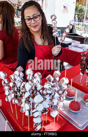 Miami Florida, Coral Gables, Carnaval Carnival Miracle Mile, festival de rue, fête annuelle, adultes hispaniques ethniques, femme femme, stall, sta Banque D'Images