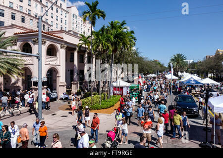 Miami Florida,Coral Gables,Carnaval Carnival Miracle Mile,festival de rue,fête annuelle,foule hispanique,familles,vendeurs,stands,stands,FL160306021 Banque D'Images