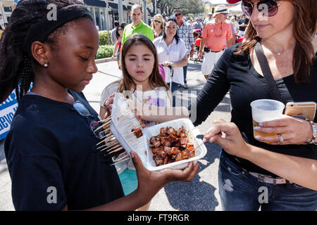 Miami Florida,Coral Gables,Carnaval Carnival Miracle Mile,festival de rue,fête annuelle,Hispanic Black African Africains,filles,jeune,fema Banque D'Images