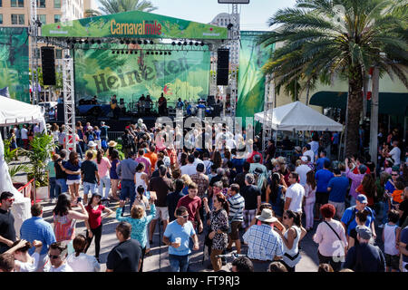 Miami Florida, Coral Gables, Carnaval Carnival Miracle Mile, festival de rue, fête annuelle, scène hispanique, musique live gratuite, foule, FL160306041 Banque D'Images