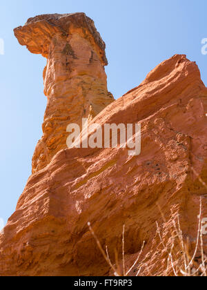 Formation de Roche Rouge bizarre. Grès érodé dans le Colorado Provençal de Rustrel, sculpté par la nature dans une des formes étranges Banque D'Images