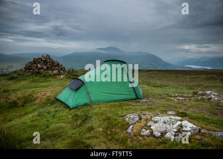 Wildcamping sur le sommet de Binsey, qui est un est tombé dans le secteur nord du Parc National de Lake District. Banque D'Images