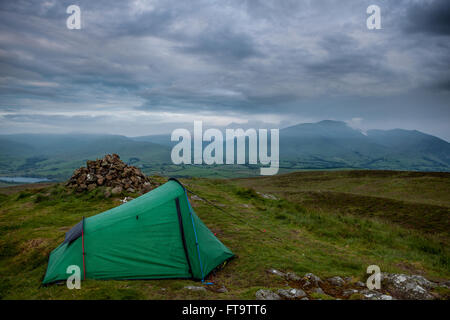 Wildcamping sur le sommet de Binsey, qui est un est tombé dans le secteur nord du Parc National de Lake District. Banque D'Images