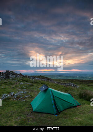 Wildcamping sur le sommet de Binsey, qui est un est tombé dans le secteur nord du Parc National de Lake District. Banque D'Images