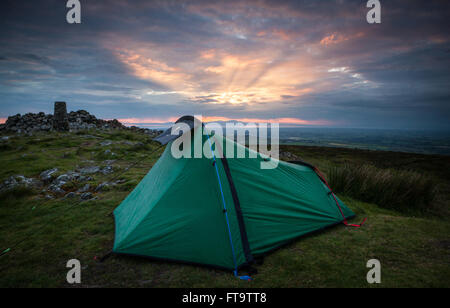 Wildcamping sur le sommet de Binsey, qui est un est tombé dans le secteur nord du Parc National de Lake District. Banque D'Images