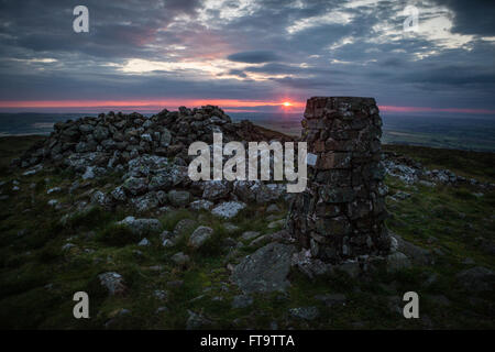 Wildcamping sur le sommet de Binsey, qui est un est tombé dans le secteur nord du Parc National de Lake District. Banque D'Images