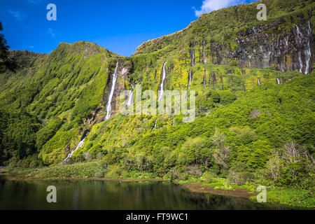 Paysage dans l'île de Flores aux Açores. Cascades de Pozo da Alagoinha. Portugal Banque D'Images